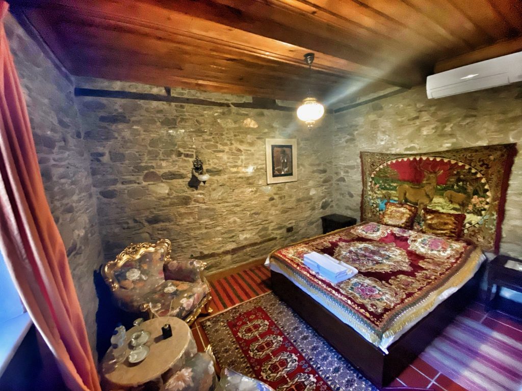 Sirince Lotus Konagi - Red Room - traditional bed