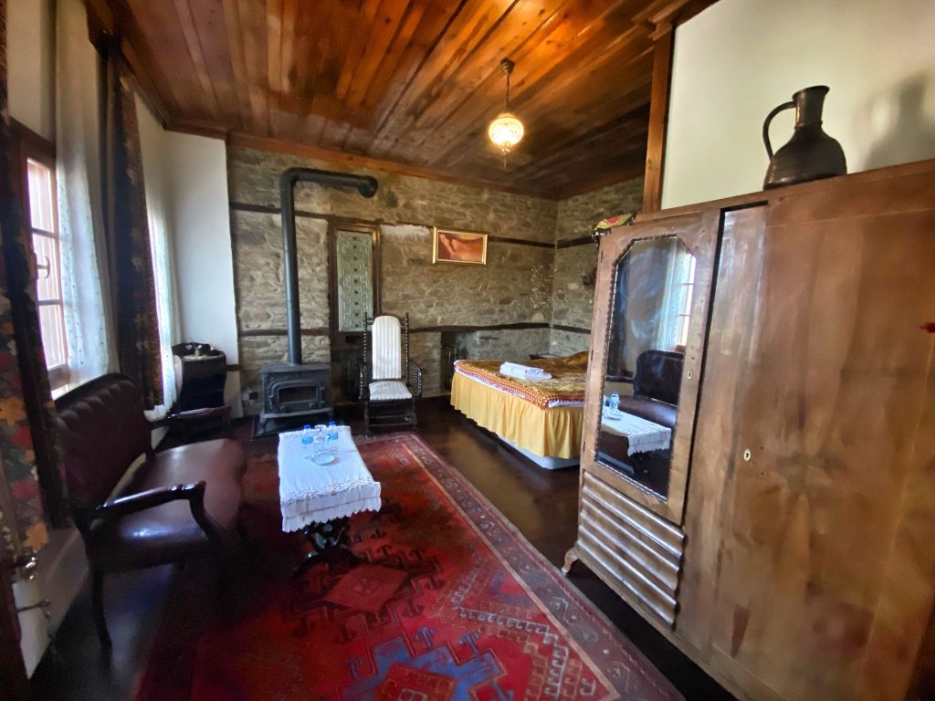 Sirince Lotus Konagi - Red Room