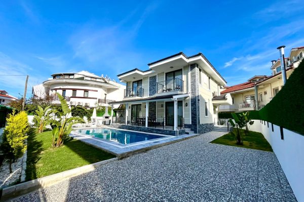 4 Bedroom Central Villa for short term rental in Dalyan - outisde view & garden