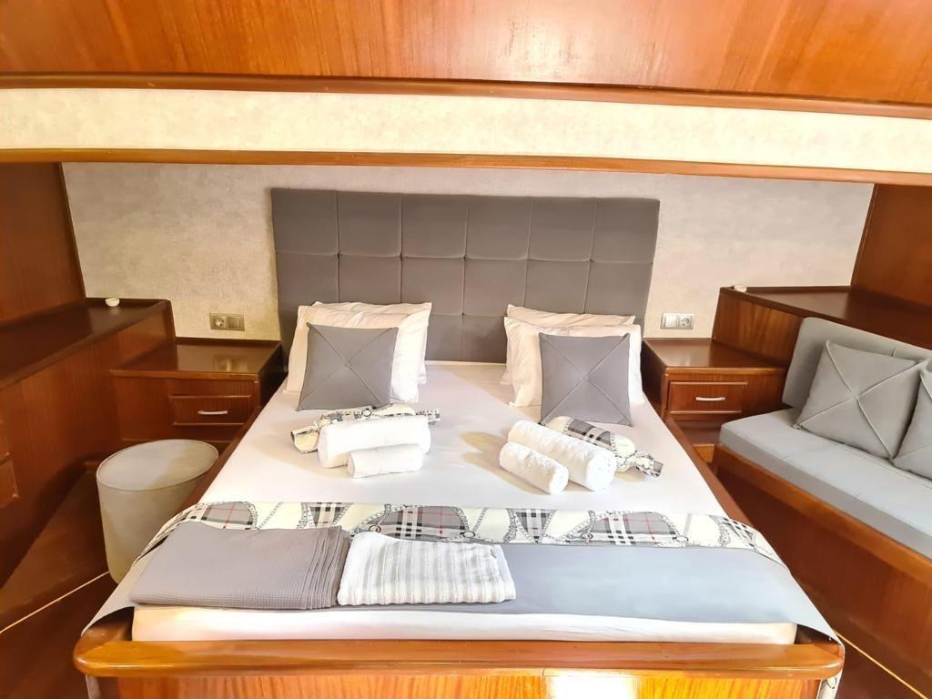 Volkan's Adventures Blue Dream Gulet - Blue Cruise - master bedroom 2